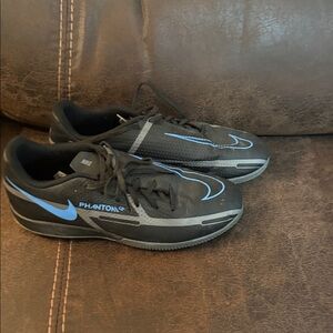 Nike Phantom Kids indoor soccer Shoes in Black and Blue